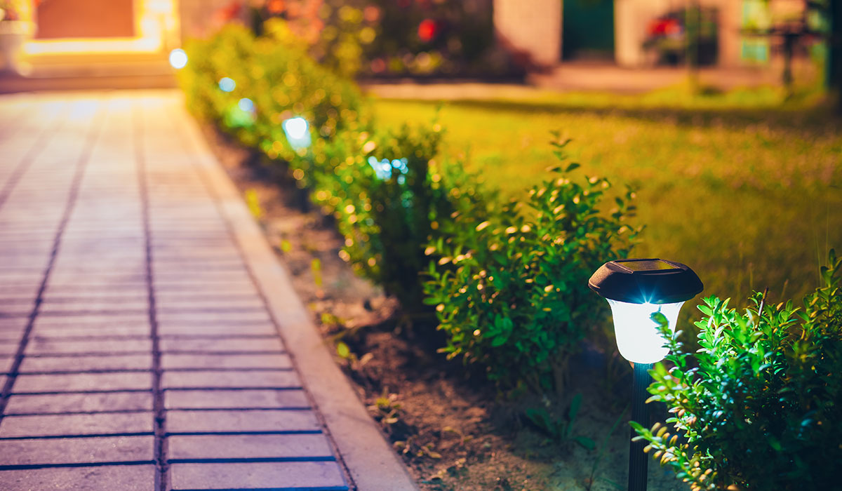 Allée éclairée avec de petites lampes solaires