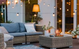 Jolie terrasse avec décoration lumineuse