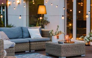 Jolie terrasse avec décoration lumineuse