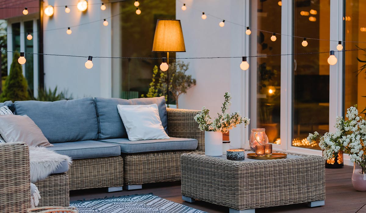 Jolie terrasse avec décoration lumineuse